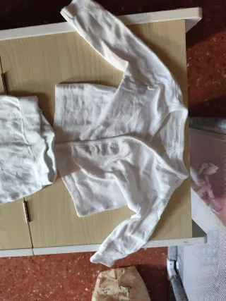 Conjunto bebé 0-1 mes: polaina y camiseta