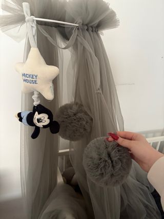 Culla bianca per neonati con mobile