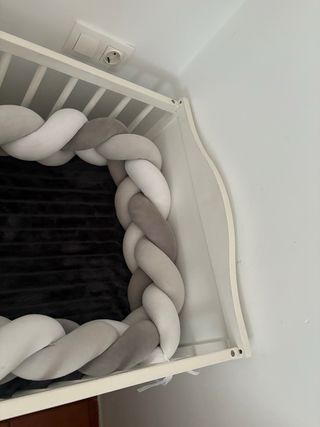 Culla bianca per neonati con mobile