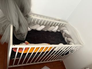 Culla bianca per neonati con mobile