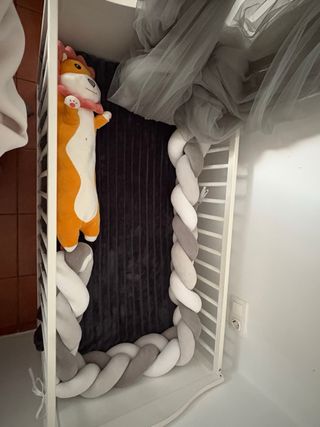 Culla bianca per neonati con mobile