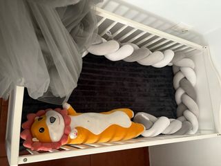 Culla bianca per neonati con mobile