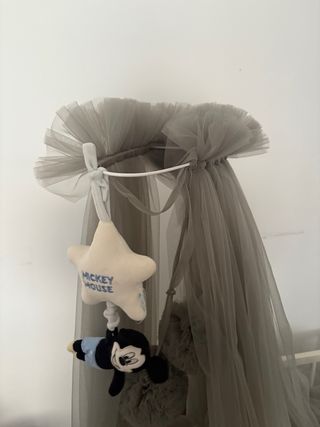 Culla bianca per neonati con mobile