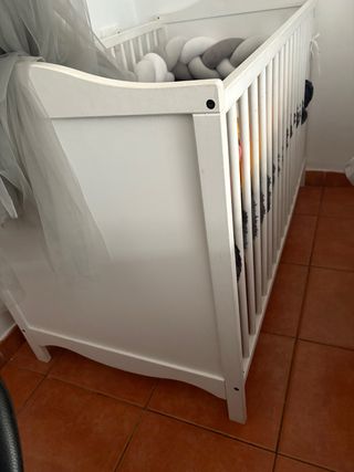 Culla bianca per neonati con mobile