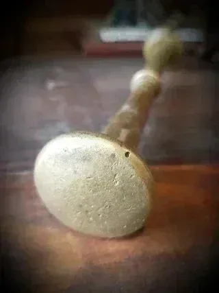 Antiguo mazo o mano de almirez bronce dos cabezas