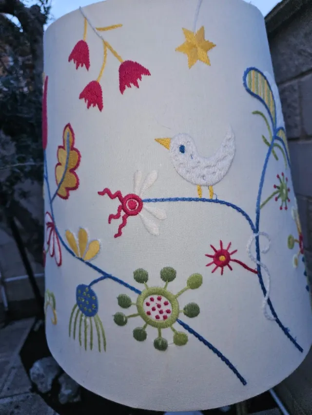 Lámpara de pie y lámpara pequeña a juego.