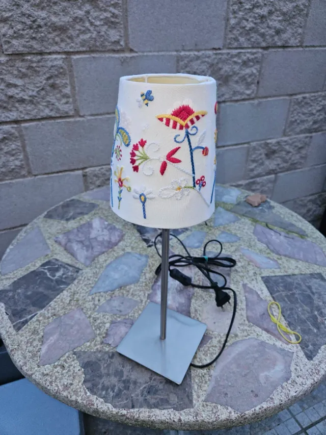 Lámpara de pie y lámpara pequeña a juego.