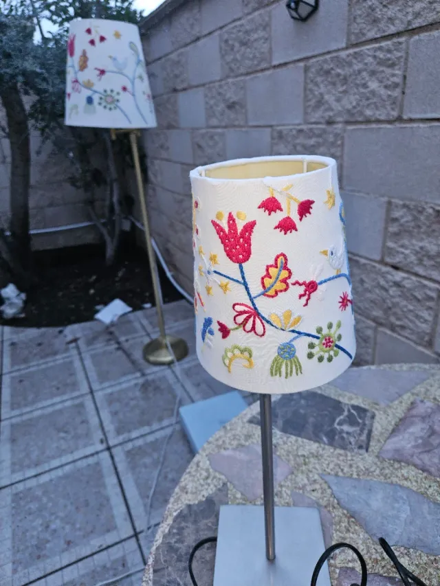 Lámpara de pie y lámpara pequeña a juego.