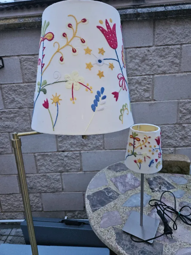 Lámpara de pie y lámpara pequeña a juego.
