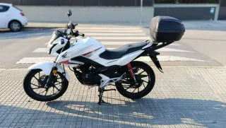 Honda CB125F Blanca con Baúl