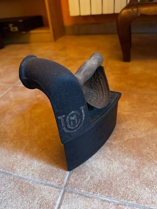 Plancha antigua de hierro fundido-carbón