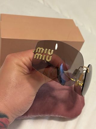 Gafas de sol Miu Miu marrones y doradas