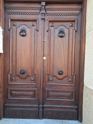 Puerta de madera maciza