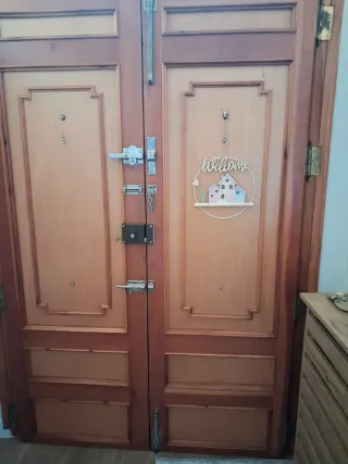 Puerta de madera maciza