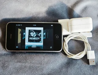 iPhone 3G 8GB + Cavo e caricabatterie.