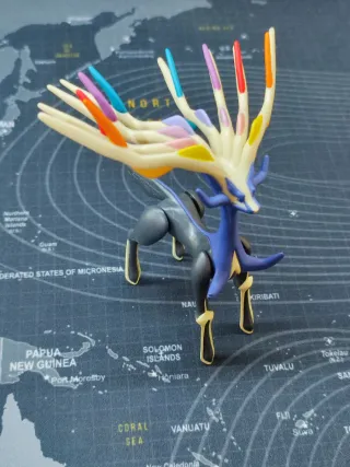 Figura Pokémon Xerneas Tomy Articulada