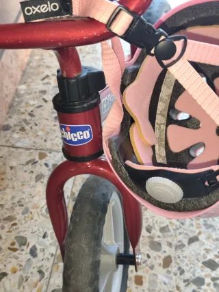 Bicicleta Chicco roja y casco rosa Oxelo
