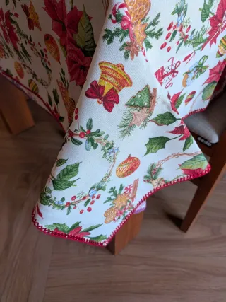 Mantel Navideño Flores Rojas y Adornos