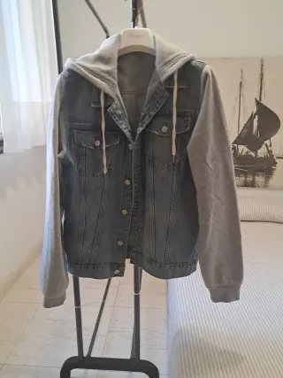 Cazadora vaquera con mangas grises