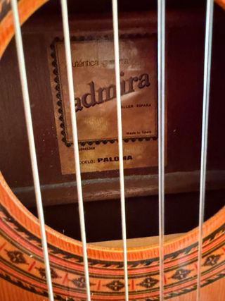 Guitarra española, todas las cuerdas de admira,