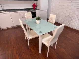 Mesa Cristal + 4 Sillas Blancas - ¡NUEVO!