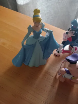 Lote Figuras: Cerditos, Cenicienta, Doraemon, Bell
