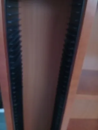 Estantería de madera marrón