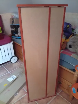 Estantería de madera marrón