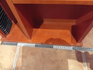 Estantería de madera marrón