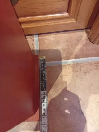 Estantería de madera marrón