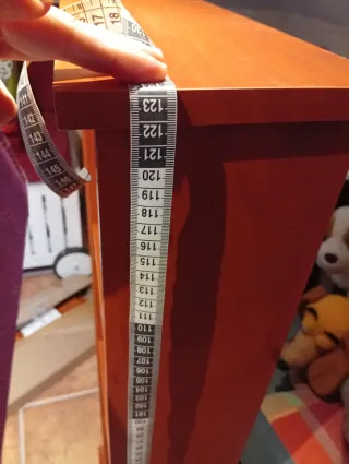 Estantería de madera marrón