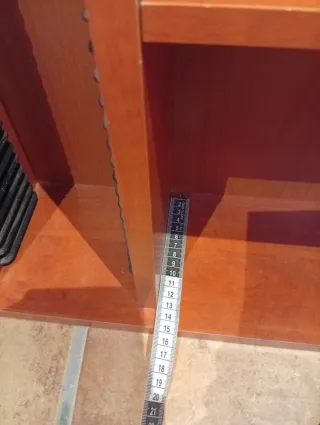 Estantería de madera marrón