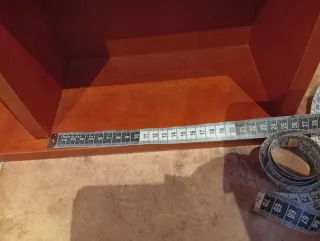 Estantería de madera marrón