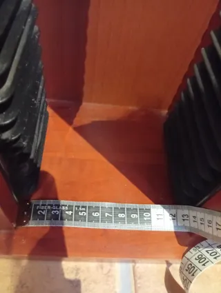 Estantería de madera marrón