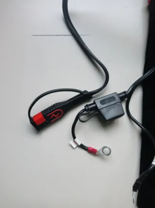 Cargador y mantenedor Batería Moto