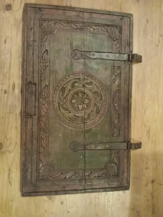 Tabla madera tallada antigua