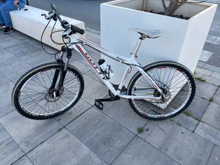 Bicicleta de montaña blanca RHODAS