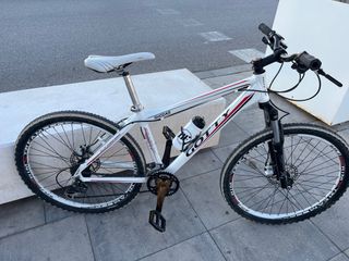 Bicicleta de montaña blanca RHODAS