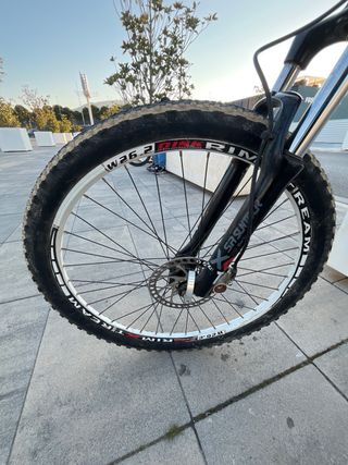 Bicicleta de montaña blanca RHODAS