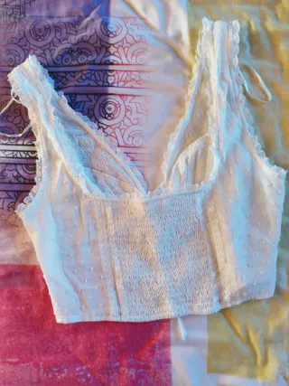 Top blanco con encaje y lazada