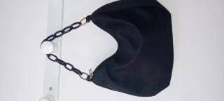 Bolso negro con cadena