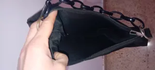 Bolso negro con cadena