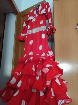 Traje de flamenca rojo con lunares blancos