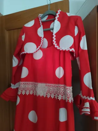 Traje de flamenca rojo con lunares blancos