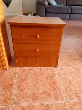 Mesita de noche de madera