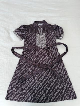 Vestido floral morado y blanco de ZARA