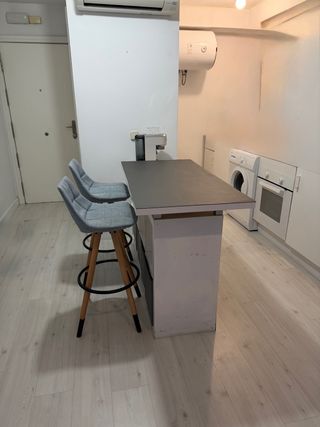 Mesa alta tipo bar con 2 taburetes