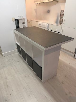 Mesa alta tipo bar con 2 taburetes