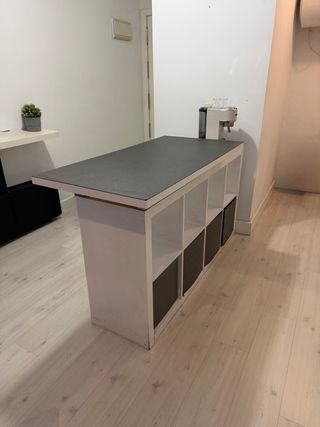 Mesa alta tipo bar con 2 taburetes