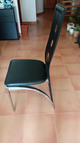 Mesa de cristal, aparador y 4 sillas comedor.